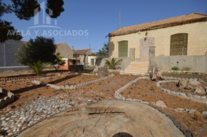 PLANTA BAJA EN VENTA CON PARCELA DE 1.152M2, BARRIO PERAL