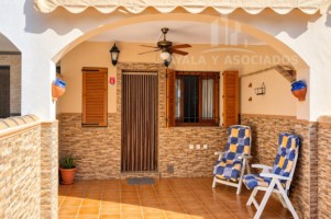 FANT&Aacute;STICO TR&Iacute;PLEX EN VENTA CON JARDIN, PATIO Y TERRAZAS, EN LOS NAREJOS